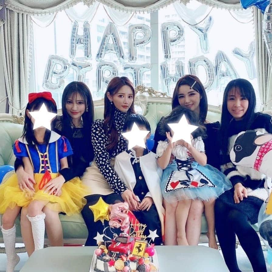 夜のケーキ屋さん♥Juli　(エディブルフラワー協会) のインスタグラム：「2月4日は静香さんのお誕生日🎉✨ お誕生日おめでとうございます😍💓 @mutoshizuka0204 🎂💎🎶 優しくて可愛くて、ほんとに優しくて優しくて優しくて、大好きです💕 Radyのお洋服も大切に着てます💗 : この写真は、以前に、静香さんの息子さんの にゃーくんのお誕生会で、ケーキをお届けさせていただいたときに、一緒に撮った思い出の写真💓 : リリカさんがケーキ考えてくれて、にゃーくんの好きなフェラーリのケーキを作りました🚗💕 @ririkakotobuki  悠里さんの素敵なおうちでパーティー🍹🎉 @yuurimorishita  お子さんたちが可愛くて😍 癒されました😌🎶 : Radyのコート着てお届けしたら、皆さん気付いてくれて、更に嬉しかったです👗👒  : : #Rady#フェラーリケーキ  #夜のケーキ屋さん」