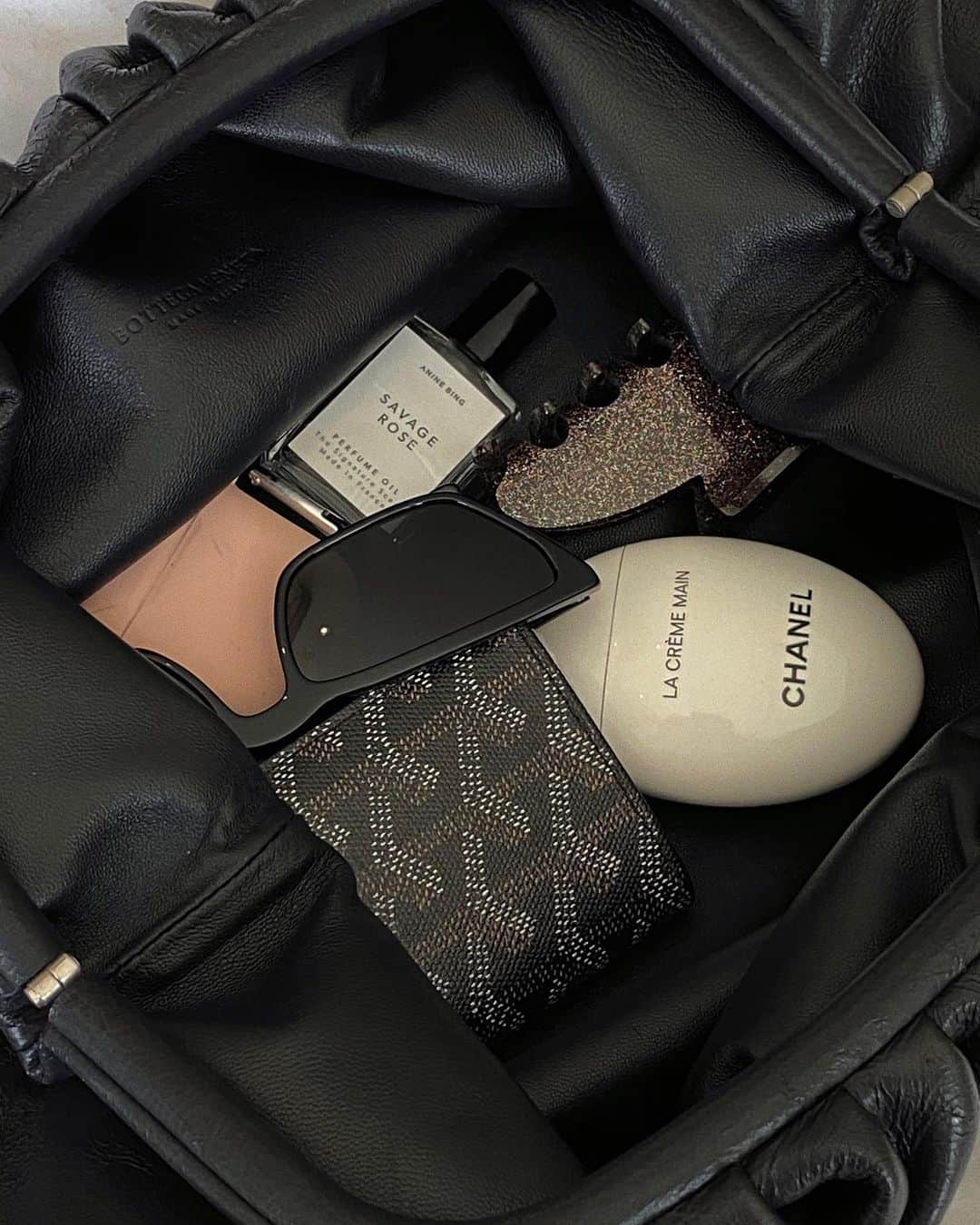 ソフィア・リッチーのインスタグラム：「What’s in my bag」