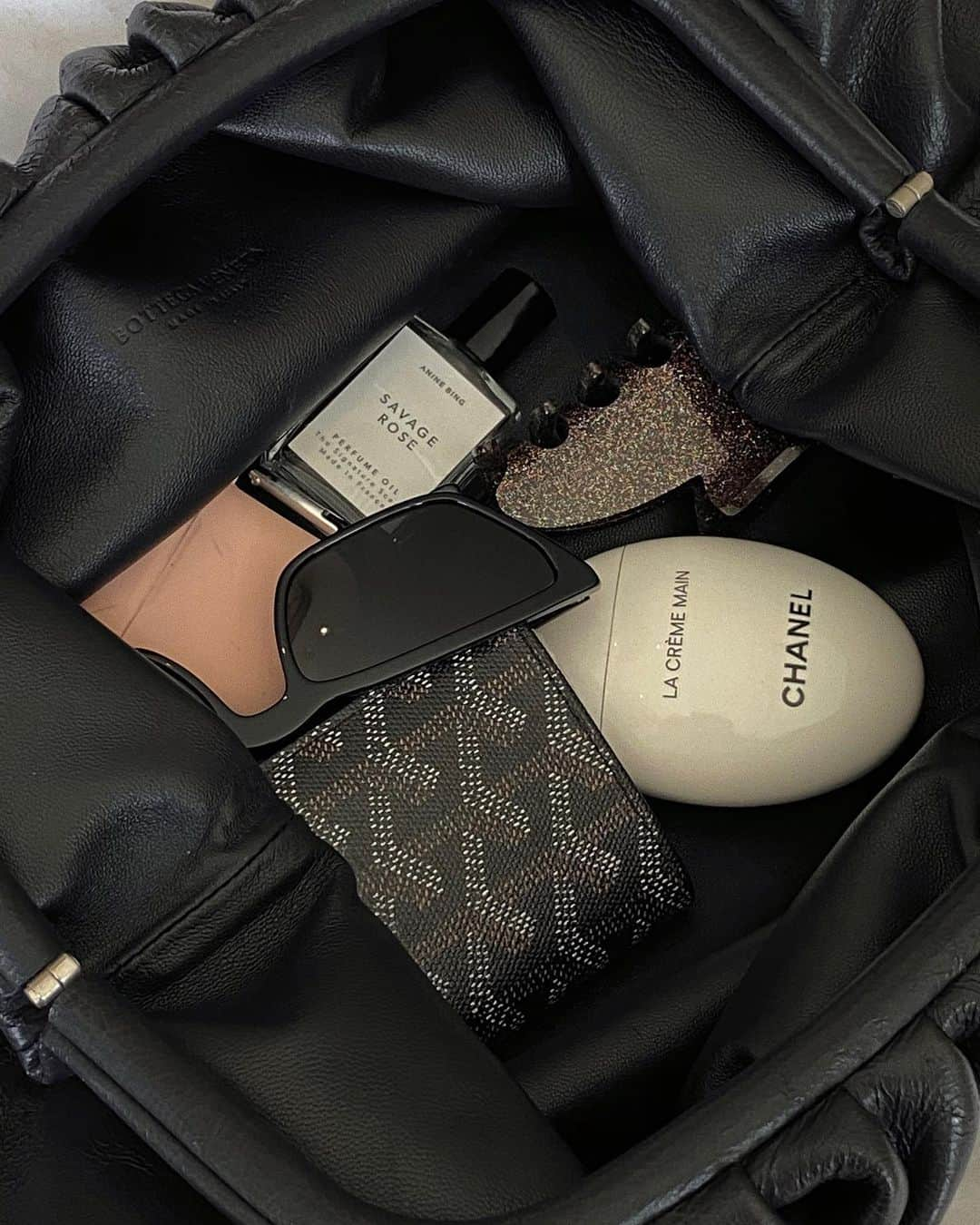 ソフィア・リッチーさんのインスタグラム写真 - (ソフィア・リッチーInstagram)「What’s in my bag」2月5日 3時51分 - sofiarichiegrainge