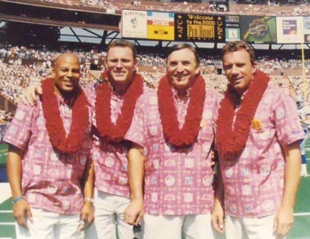 レインスプーナーのインスタグラム：「Celebrating Super Bowl week with this throwback and these four NFL legends in Hawaii for the 2000 Pro Bowl .  #alohashirt #hawaii #superbowl2021 #nfl #hawaii #tbt」