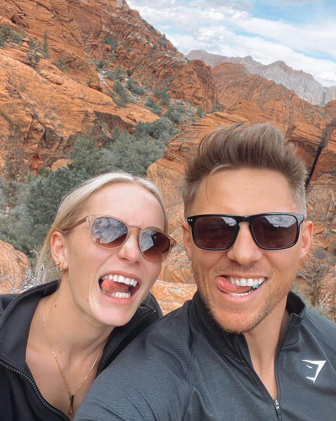 スティーブ・クックのインスタグラム：「She thinks I like doing hikes for the views... little does she know she’s the view. Miss this “View”」