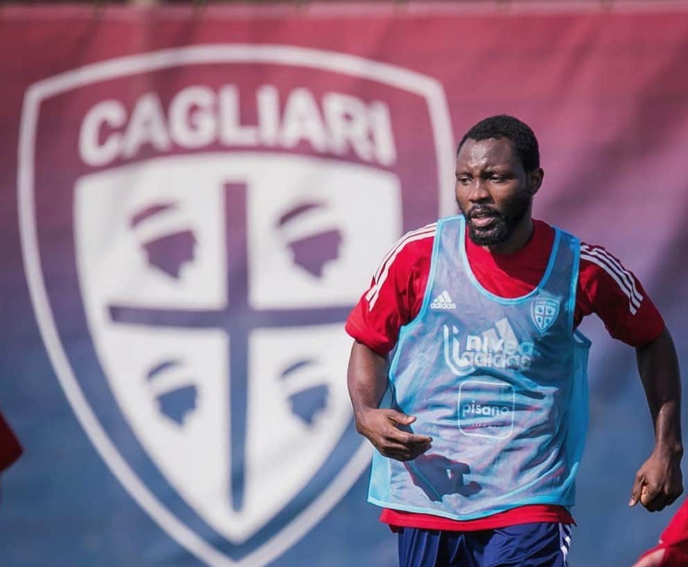 クワドォー・アサモアのインスタグラム：「Continuando a spingere con la squadra, preparando la prossima sfida 👊🏿🔴🔵🔜 @seriea @cagliaricalcio #forzaCasteddu  Keep pushing with the team, preparing the next challenge 👊🏿🔴🔵🔜 @seriea @cagliaricalcio #forzaCasteddu」