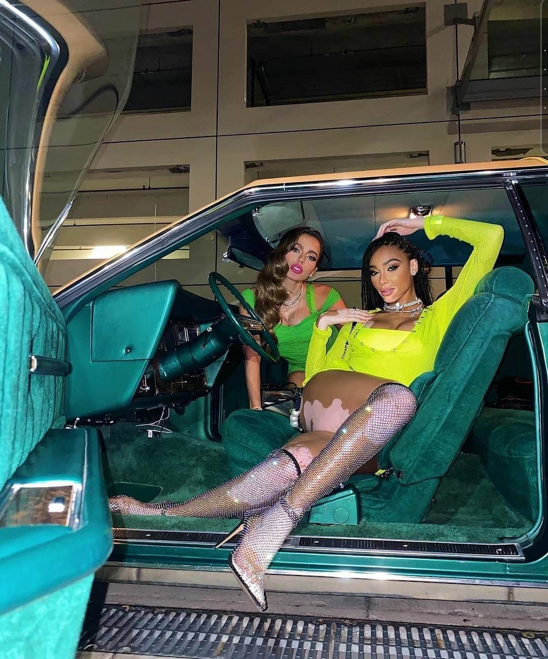 euanittaさんのインスタグラム写真 - (euanittaInstagram)「When @davegrutman give us a ride just cuz we're matching w the car. 👭 @winnieharlow」2月5日 3時57分 - anitta