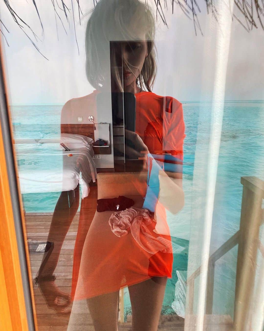 Alena Shishkovaのインスタグラム：「«Русалочка увидала, что и у неё такое же тело, как у них, и что она всё больше и больше отделяется от морской пены. — К кому я иду? — спросила она, поднимаясь в воздух, и её голос звучал такою же дивною музыкой, какой не в силах передать никакие земные звуки. — К дочерям воздуха! — ответили ей воздушные создания. — У русалки нет бессмертной души, и обрести её она может, только если её полюбит человек.»」
