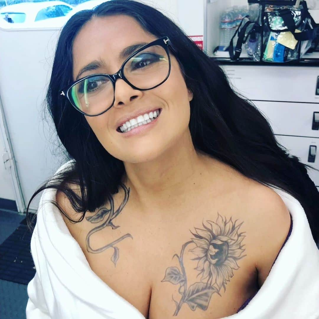 サルマ・ハエックさんのインスタグラム写真 - (サルマ・ハエックInstagram)「in the middle of a #makeup #hair and #tattoo test for “Bliss”. Coming out tomorrow on @amazonprimevideo world wide  En medio de una prueba de #maquillaje #peinado y tattoos para mi película #bliss que sale mañana en #amazonprime  #tbt」2月5日 3時59分 - salmahayek