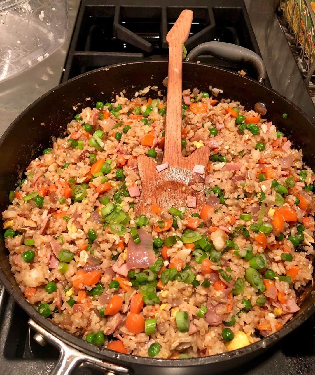のインスタグラム：「Messy but fabulous fried rice today 🤘#tastelikerockandroll #healthyfood」
