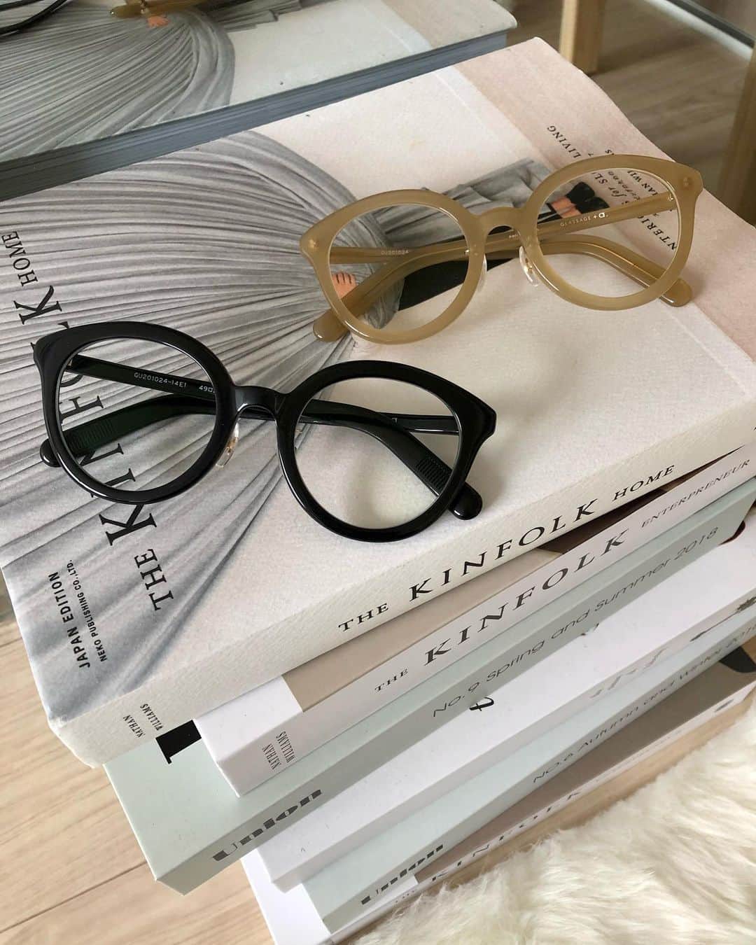 ◆miki◆のインスタグラム：「* * 👓🌿 * 2個買いなんて やり過ぎマンボなのは知ってる🥺  でも ブラックとベージュ… 金子さんのデザイン… どっちも絶対可愛いに決まってる… てゆーかもうコレクションしたい…  ややしばらく ややしばらーーーーく 悩んだけど選べなかったの🙃  しかも札幌に販売店がないときたもんだ‼️  参った‼️参った‼️  そうです😀 試着出来んかったんです😀 ＮＯ試着www  メガネの試着しないで買うって ハート強いかアホだよね☺️  だから着画漁って ちょっと目が近くて丸顔の人探したよね🤣 ほんで エィッて電話注文しました📞  電話受けた方も に、2個ですか？！！ってなってたわw  大事に大事に使って ののなのとシェアしてみたり ゆくゆくは老眼鏡にしようと思います☺️  わし実は老眼進んでるんだよね👨🏻‍🦲🙏🏻  #お気に入り #メガネ #眼鏡 #👓 #伊達メガネ #おしゃれメガネ #金子綾さんコラボ  #glassage」