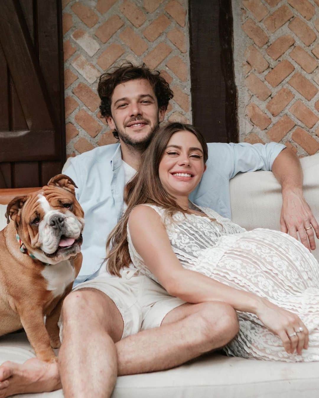 Regeneratti&Oliveira Kennelのインスタグラム：「E essa foto linda de família, Luiza radiante , Julieta mostrando q será uma ótima irmã mais velha e meu amigo Jayme aguardando a estreia mais importante de sua vida ! A estreia do pequeno Antônio nesse mundo ❣️」