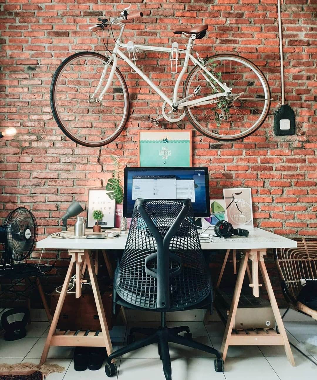 Herman Miller （ハーマンミラー）さんのインスタグラム写真 - (Herman Miller （ハーマンミラー）Instagram)「We're all about thinking outside the box—like this home office that doubles as bike storage. That's why we designed the do-it-all Sayl Chair with a unique back that delivers both flexibility and solid back support. #hmathome 📸  @tinyhomecafe」2月5日 4時11分 - hermanmiller