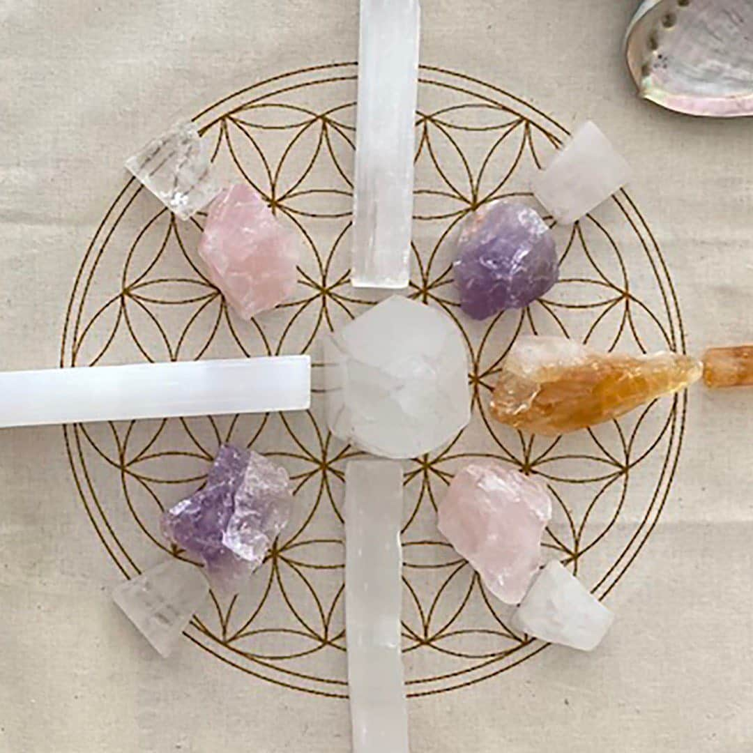 KORA Organicsさんのインスタグラム写真 - (KORA OrganicsInstagram)「"When using a combination of Crystals on particular patterns it’s known as Sacred Geometry. The Crystals amplify, helping to manifest your dreams, ambitions and life goals." @kylie_wells_beauty ✨ Vist our link in bio for more on Crystal Grids! #KORAOrganics #MindBodySkin #Crystals」2月5日 4時19分 - koraorganics