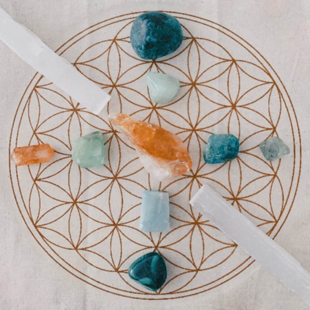 KORA Organicsさんのインスタグラム写真 - (KORA OrganicsInstagram)「"When using a combination of Crystals on particular patterns it’s known as Sacred Geometry. The Crystals amplify, helping to manifest your dreams, ambitions and life goals." @kylie_wells_beauty ✨ Vist our link in bio for more on Crystal Grids! #KORAOrganics #MindBodySkin #Crystals」2月5日 4時19分 - koraorganics