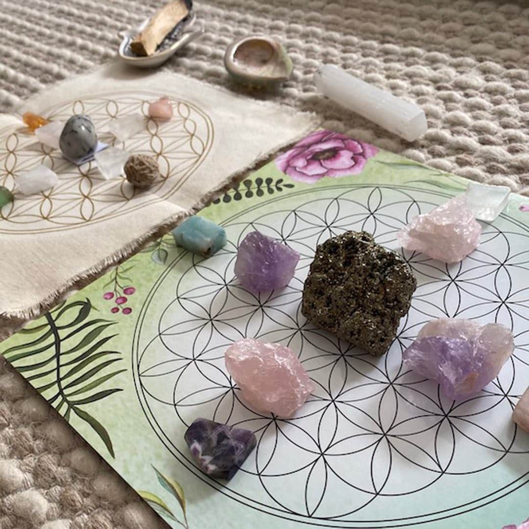 KORA Organicsさんのインスタグラム写真 - (KORA OrganicsInstagram)「"When using a combination of Crystals on particular patterns it’s known as Sacred Geometry. The Crystals amplify, helping to manifest your dreams, ambitions and life goals." @kylie_wells_beauty ✨ Vist our link in bio for more on Crystal Grids! #KORAOrganics #MindBodySkin #Crystals」2月5日 4時19分 - koraorganics