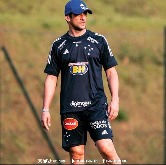 ジュリアーノ・ベレッチのインスタグラム：「A partir de hoje me torno membro da comissão técnica da equipe profissional do melhor clube brasileiro do século XX @cruzeiro . Obrigado ao presidente e a diretoria de futebol pela confiança. A missão é contribuir com o trabalho do novo treinador @treinadorfelipeconceicao ajudando em tudo o que for necessário para atingirmos juntos todos os objetivos. Foi o trabalho árduo e consistente que me levou a jogar nos melhores times do mundo e a conquistar títulos nesse esporte. E vai ser dessa maneira, e com ainda mais dedicação, paixão, trabalho em equipe e ambição que farei o melhor por esse clube. #neversurrender #belletti #forever #cruzeiroec」