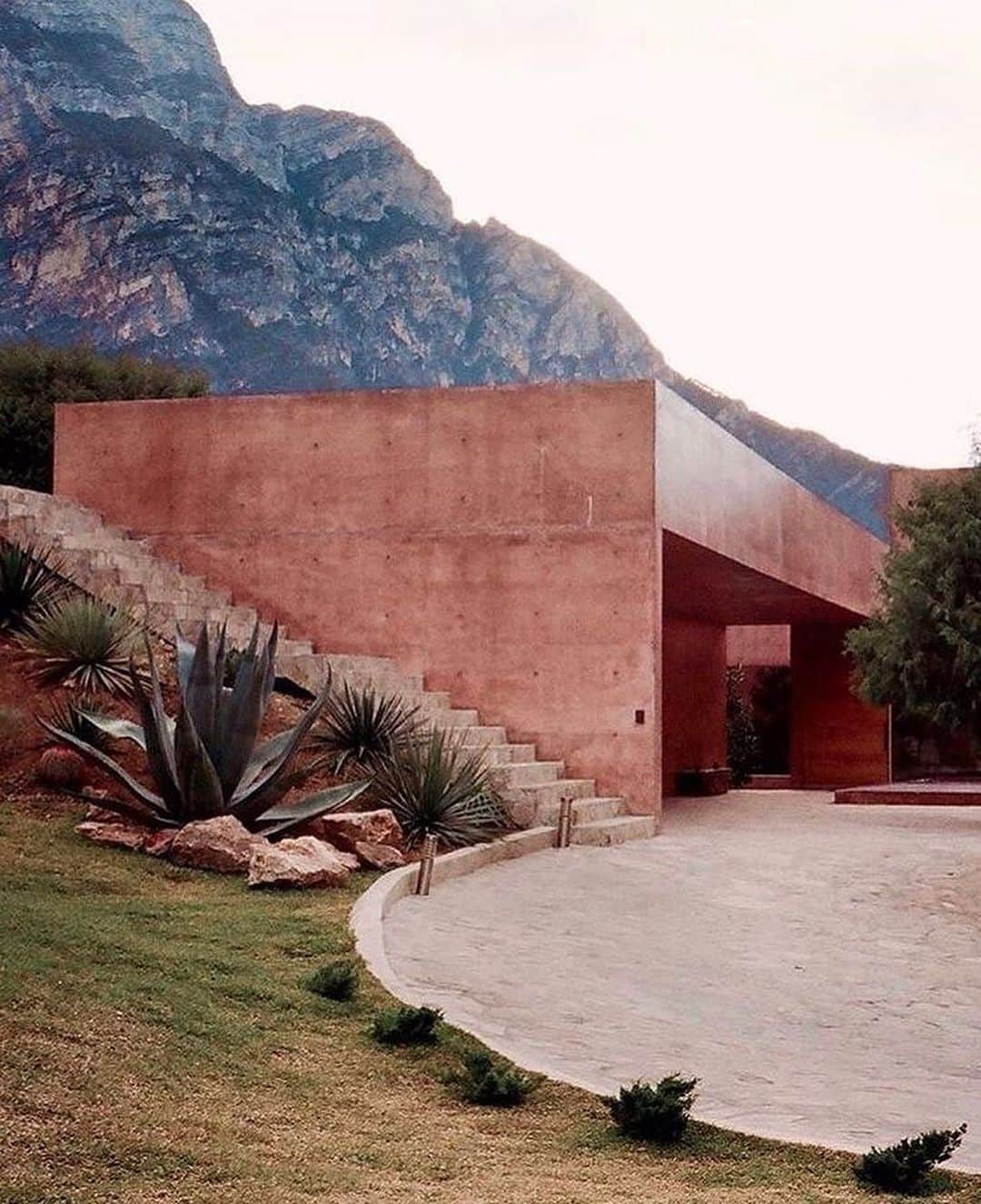 AnOther Magazineさんのインスタグラム写真 - (AnOther MagazineInstagram)「#DreamHome – the peaceful Casa Narigua in Coahuila De Zaragoza, Mexico 🌴 Would you live here?⁠⁠ ⁠⁠ RG @piariverola 🔁」2月5日 4時24分 - anothermagazine