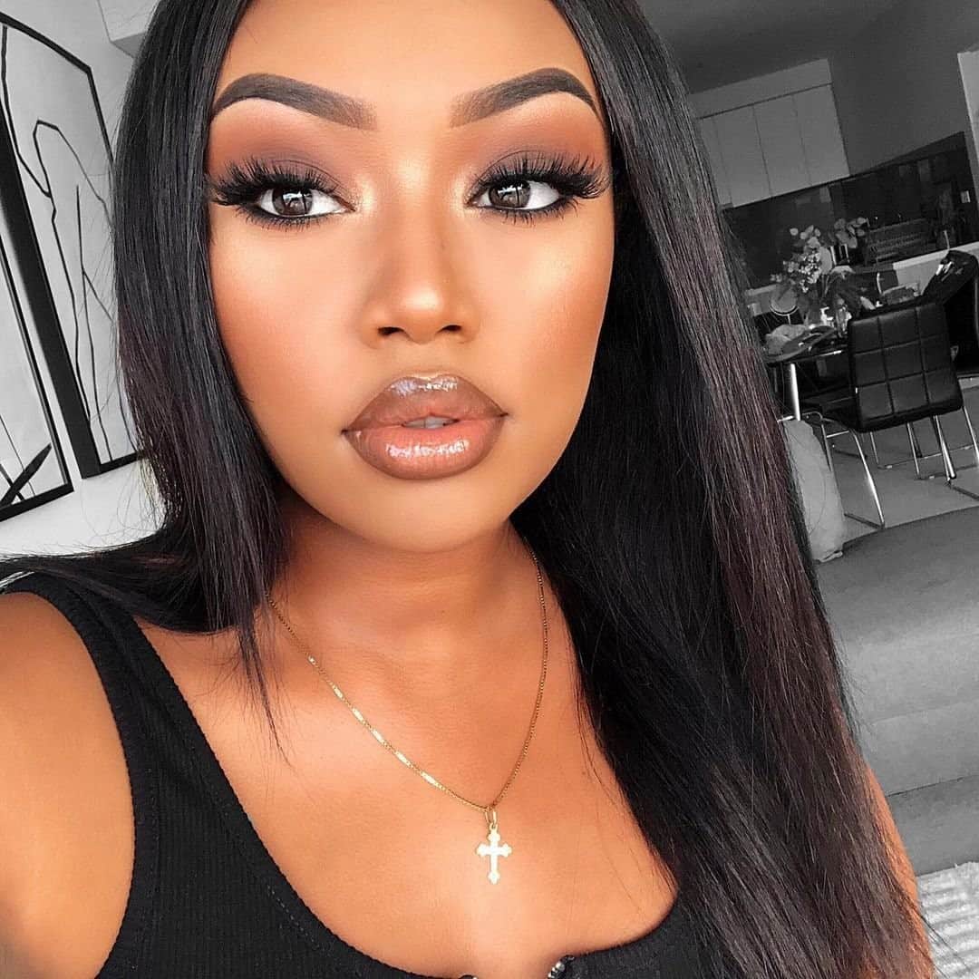 Too Facedのインスタグラム：「Babe alert 🔥 @elenitekeste perfects her eye glam using our Born This Way Eye Shadow Palette! #regram #tfbornthisway #toofaced」