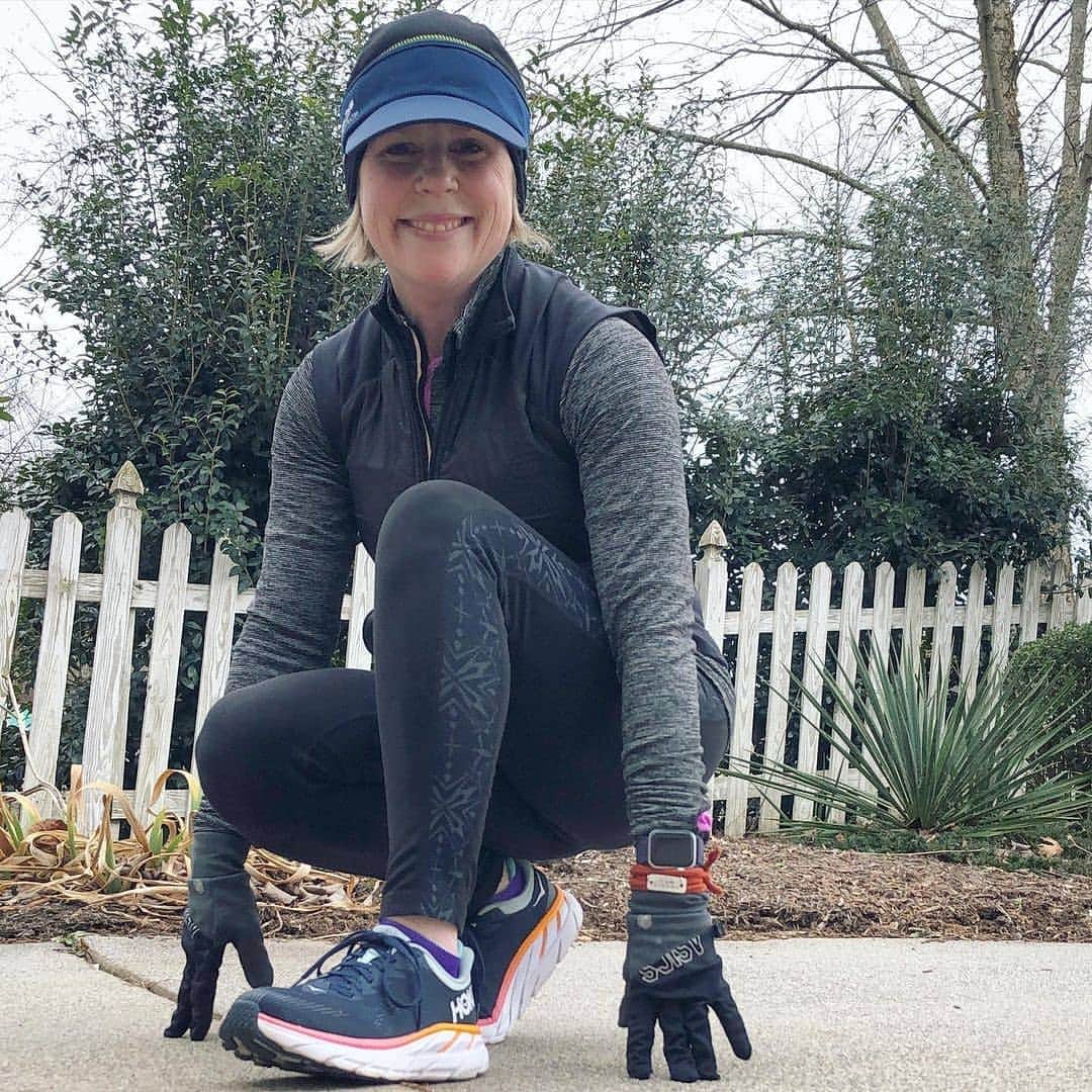 ホカオネオネのインスタグラム：「Teacher and HOKA fan @runteacherkelly uses running to help her stay positive and active right now.   Let us know in the comments: what does running mean to you during an unconventional year? #TimeToFly」