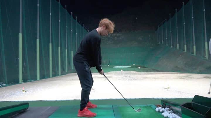 AKIのインスタグラム：「2番アイアン スティンガー🏌️‍♂️ . イメージは自分の腰の高さで弾丸ライナー . 今年1番習得したい技術！ . #ゴルフ #golf #ゴルフ男子 #ゴルフスイング #2番アイアン #スティンガー #スティンガーショット」