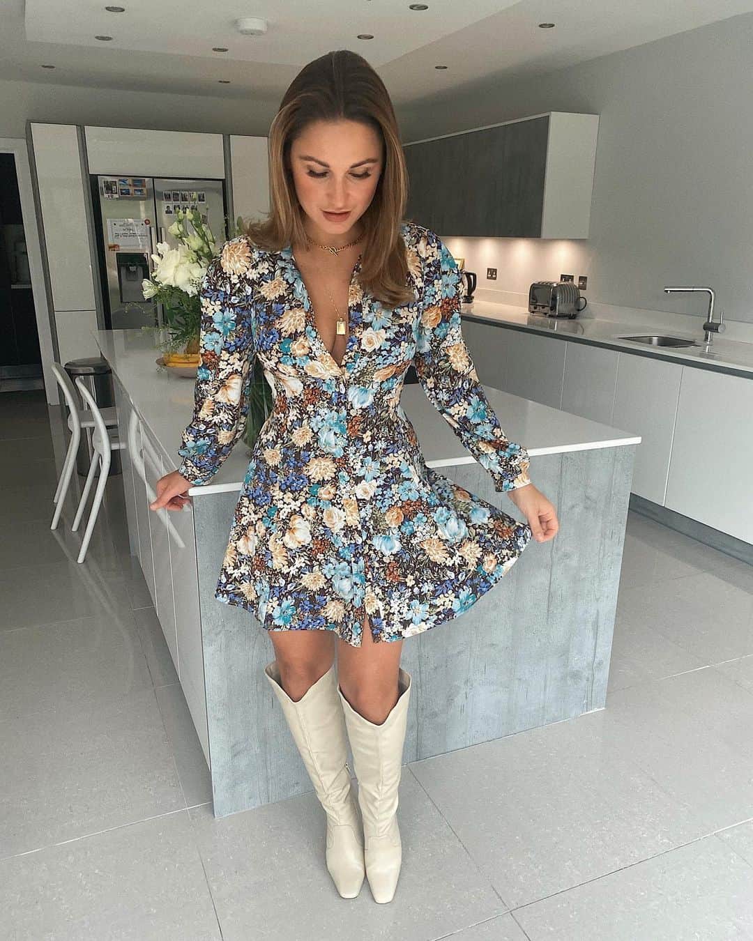 サム・フェアーズのインスタグラム：「First time I’ve put heels on in 2021 😆 I have absolutely nowhere to go, just thought I’d try some bits on 😚 x」