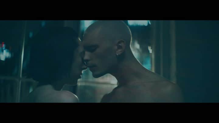 ボニー・ライトのインスタグラム：「so in love with what we created in this video 🖤 going to just keep sharing it!   Artist - @maguiremusic Director – me DOP – @arthur_loveday Performer – @xavia___x Movement direction – @illyrxxii Choreography – @xavia___x Gaffer – @pearcecrowley Runner – @shirleyshirlss Post production - @ethos_studio  Editor – @patrickmoccia Colourist – @kaitlynbattistelli Post Producer – @brittanycarson Clothes – @pelinisildak  Special thanks to @florahuddart, @wrightandteague, @freddie_stopler, @semajwerd, @ethos_studio, @pulsefilms, @panavisionofficial」