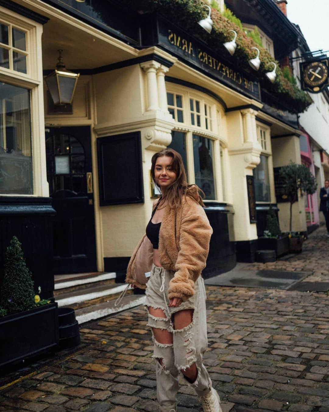 ケリー・イングラムのインスタグラム：「You can take the girl out of the pub but ya can’t stop her posing in front of one x」