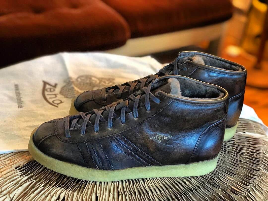 ツェハさんのインスタグラム写真 - (ツェハInstagram)「Trainer Lammfell Kollektion ❄️ Lammfell #zehaberlin #berge #urbanclassics #boots #sneakers #oldgermanbrand #vintage #heritage #madeineurope #handmade #lammfellboots #handgefertigt #fair #leather #berlintrend #carlhässner #vintageclothing #reifensohle #mensfashion #winterboots #gefütterteschuhe #lammfell #photooftheday #recicling #calcio #cognac #luxury」2月5日 4時45分 - zehaberlin