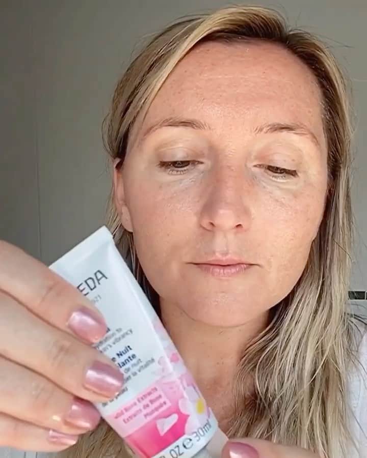 Weledaのインスタグラム：「Give your skin all the love it deserves this winter! 🌸  Celebrity make-up-artist @missjobaker shares her DIY rose petal face mask using our Renewing Night Cream! #WeledaSkin」