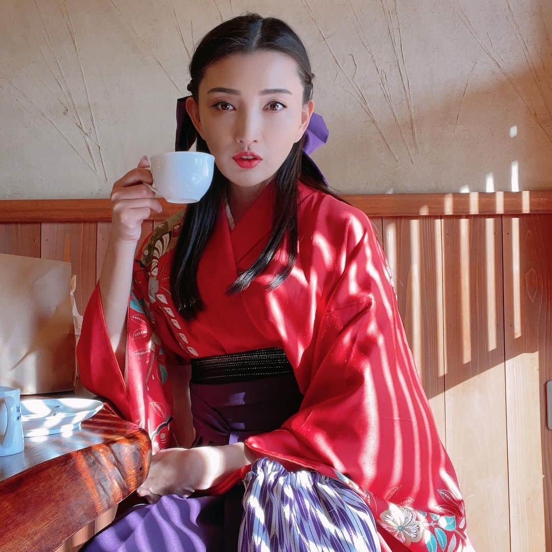 マキろんのインスタグラム：「卒業、入学のシーズンが 近づいてきましたね🤗 ・ 先日生まれて初めて袴を 着させてもらって 気持ちがとっても 引き締まりました💖 ・ 今日は入試のところも あるみたいで 私は関係ないのに ずっとお腹痛いし眠れない きっとどこかの誰かの 緊張の分は私が消費してるはず 😂？？？ ・ 緊張ってこうドキドキして いつもの自分が出せないような 逆に出せるような 大好きな彼が近くにいて いつもの自分が出せなくなる のと同じかな😂❓ #山内智恵#マキろん#japanesegirl  #ファッション#fashion #可愛い#ありがとう#大好き #follow#ootd#着物#kimono #袴  #振袖 #振袖ヘア #袴ヘア #倉敷 #倉敷美観地区 #kurashiki#受験#入試#卒業#入学#緊張 #恋愛」