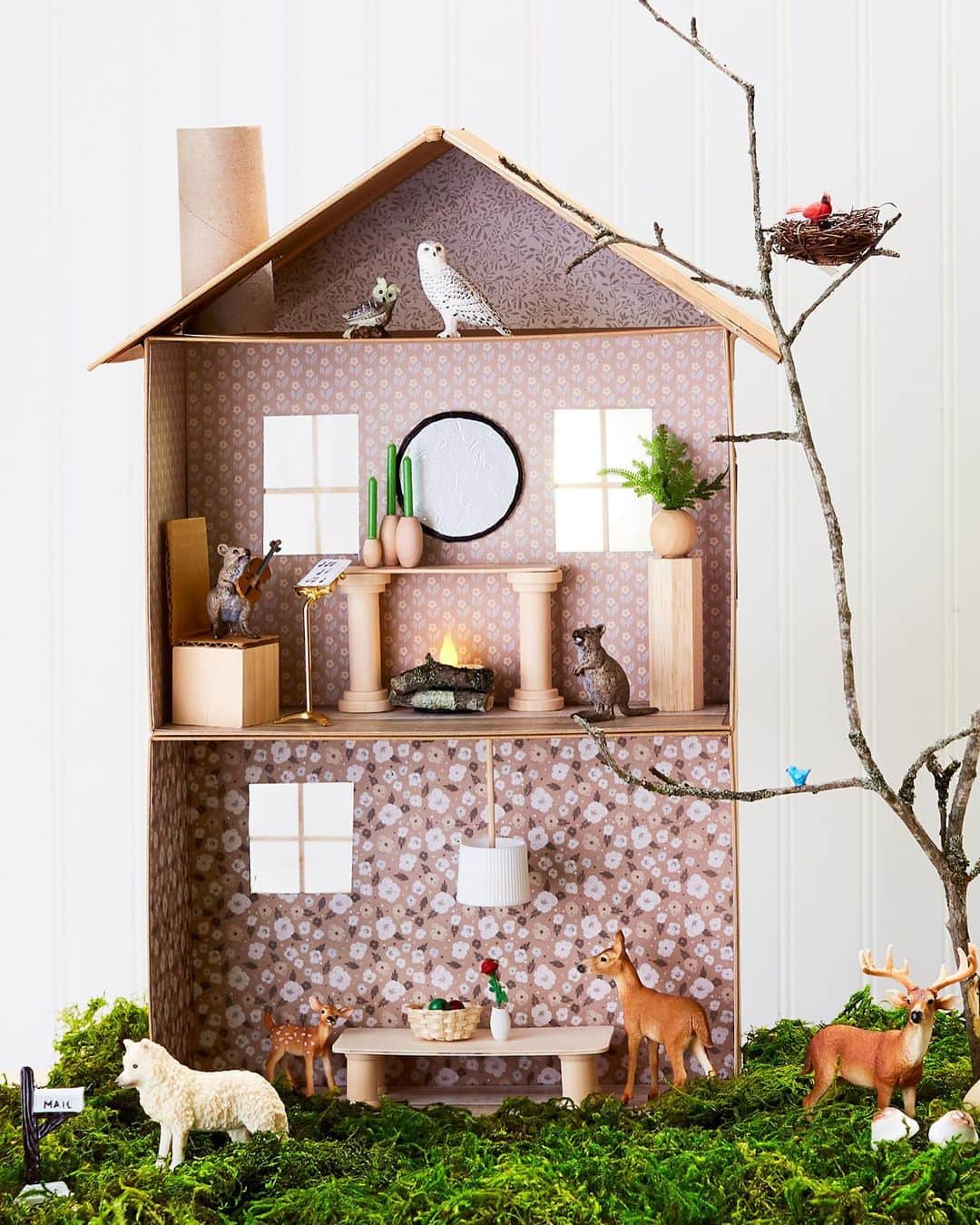 マーサ・スチュワートさんのインスタグラム写真 - (マーサ・スチュワートInstagram)「For upcoming snow days and weekends indoors, this whimsical craft is sure to keep the kids entertained and brimming with creativity. They can forage for materials for this diorama around your place or in the recycling—shoeboxes for the structure, toilet-paper rolls for the chimney, scraps of wrapping paper for the wall coverings—and then let their imaginations run wild finessing the décor. Creature comforts never looked so cute. Check out the full feature in our Jan/Feb issue or at the link in bio. #homeschoolwithmartha 📷: @ryanliebe created by: @lornaaragon styled by: @naomidemanana」2月5日 4時59分 - marthastewart