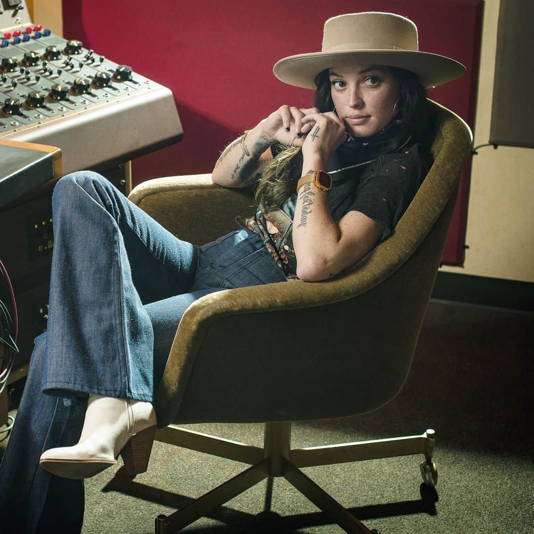 ニクソンのインスタグラム：「Behind the scenes with @lindsayperry」