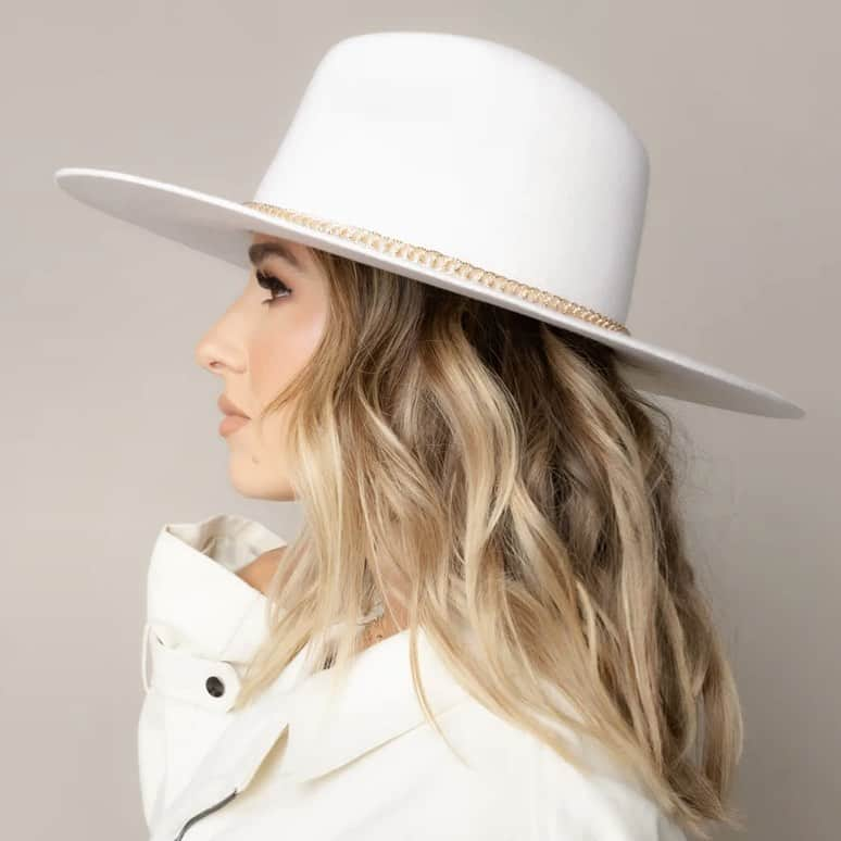 Jessie Jamesさんのインスタグラム写真 - (Jessie JamesInstagram)「Having a “Joanne” Gaga moment 🤩 this @kittenish hat is the greatest hat I’ve ever owned! We have perfected the fit! It’s the kind of hat that looks great on everyone and don’t even get me started on the amazing quality! Link in bio before this one is gone」2月5日 5時13分 - jessiejamesdecker