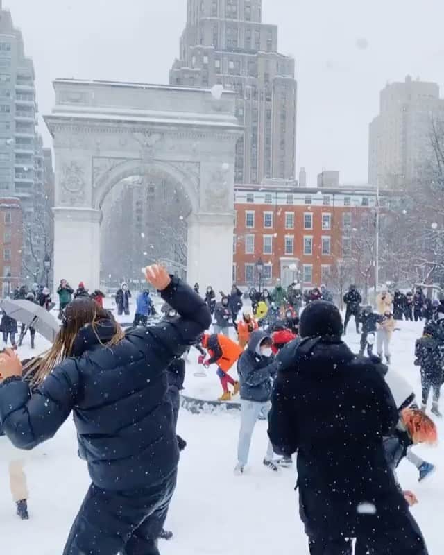 ロザリオ・ドーソンのインスタグラム：「NY Snow Globe @whatisnewyork SNOWBALL FIGHT!!! #whatisnewyork (@cole_in_nyc)」
