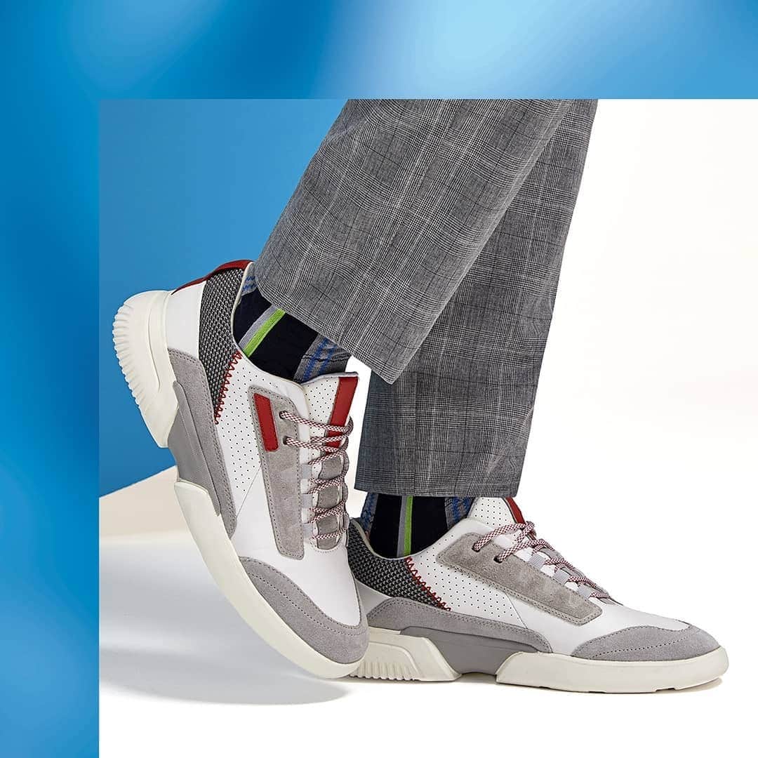 ジェオックスのインスタグラム：「From daily running to running errands, athleisure is the new smart casual. Put a fresh twist on a classic outfit, or run free with a sporty style. ​ ​ ​#geox #geoxshoes #ExpressYourWorlds」