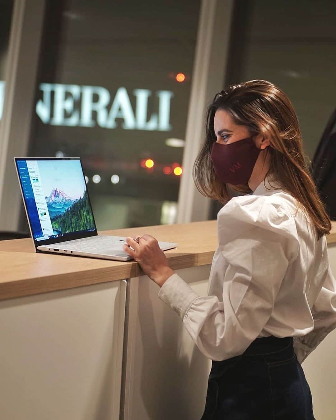 ヴァレンティーナ・マルケイのインスタグラム：「Confermo, non so stirarmi le camicie 🤷🏻‍♀️😉  #permylastemail #longdays #longnights #officeattire @milanocortina2026 #2026AmbassadorChallenge 💪🏻⚡️ #sivola 🚀 📸 @vitokappa」