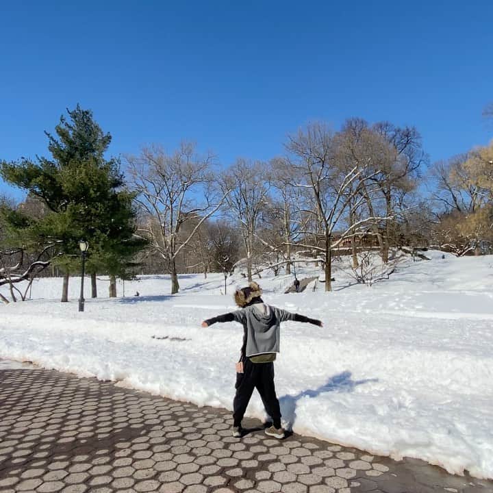 ケイコ・アジェナのインスタグラム：「Sometimes ya gotta get out of the house.  #EverythingWithShinIsBetter #LongWalks #NewYorkSnow #ThisIsHowYouUseHashTagsRight」