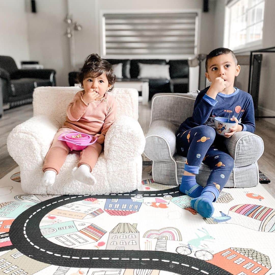 Skip Hopさんのインスタグラム写真 - (Skip HopInstagram)「@gayan_berberyan says her secret to parenting is SNACKS! What's yours? 🤐✨  Pssst... Ours is that our Doubleplay Reversible Playmat is waterproof and easily wipes clean for little (or big!) messes. 😱  #nurserymadebetter #parenttip #skiphop」2月5日 5時19分 - skiphop
