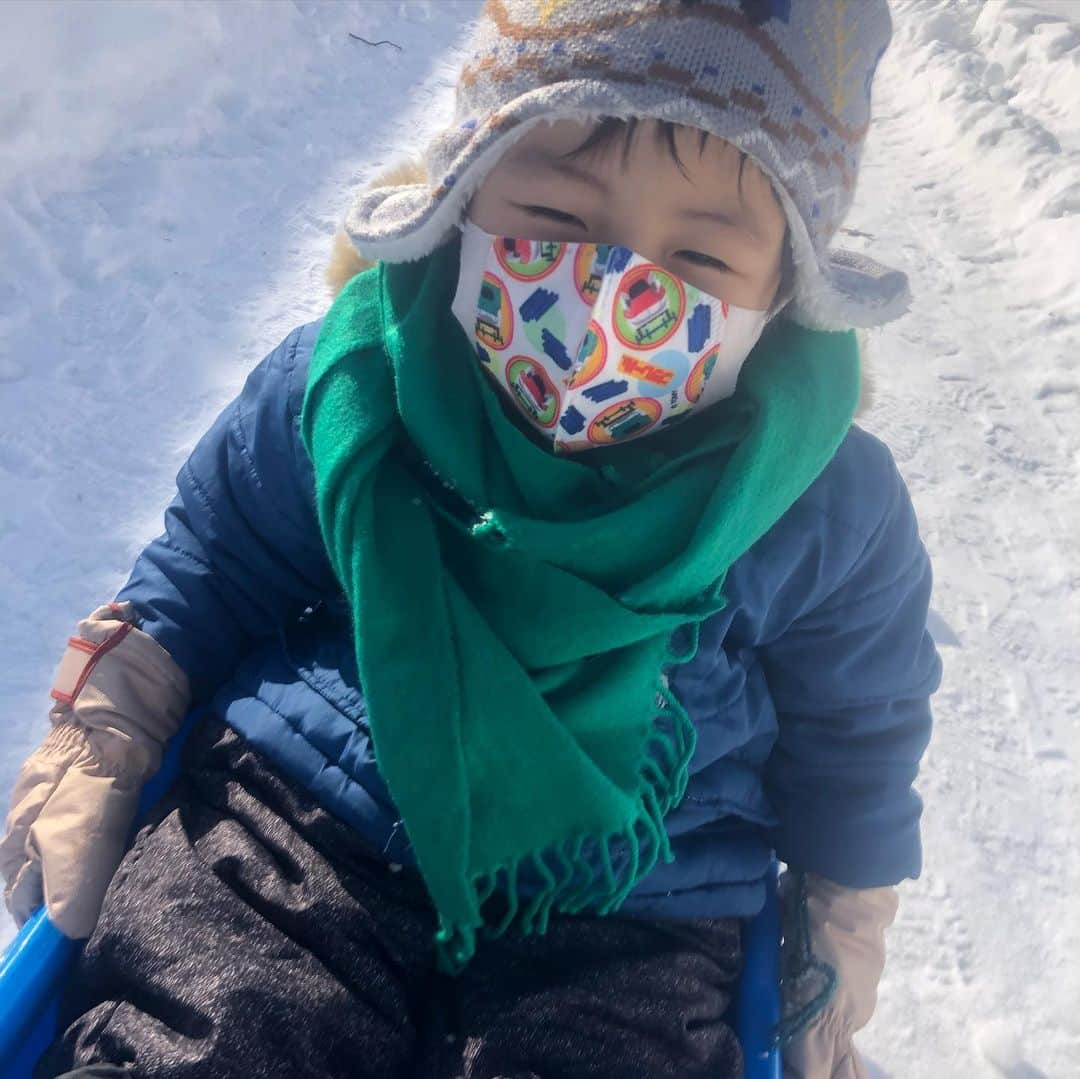 遼かぐらのインスタグラム：「雪が降ってなかった時期に遊んだ公園まで行ってみました☺️  最初は雪が靴に付くのを嫌がっていて、せっかく雪のある冬を経験できるのにもったいないなぁ〜なんて思っていましたが、慣れるものですね‼︎  一時保育で利用させてもらっていた保育園も、慣れてきて楽しかったようで、 先生おネンネ中かな？ ママ、先生みたい！ 保育園行かない！（←天邪鬼語） と、保育園を意識した事を言っています。 土曜日は行っても良いようなので、楽しく遊んで来られると良いな♡  最高気温は−6℃❄️ ですが、おひさまが出ていたのと風がなかったのでそこまで寒く感じませんでした⛄️  #2歳5ヶ月 #雪遊び  #雪の公園 #北海道の冬遊び #そり大好き #そり移動 #そりはベビーカー代わり #❄️ #マスクは防寒対策  #プラレールマスク  誰にも会わないしマスク付けなくても許されるかな？と、思いましたが、自ら「マコ、新幹線のマスクしよう！」と付けてくれました 。 あったかいし安心。」