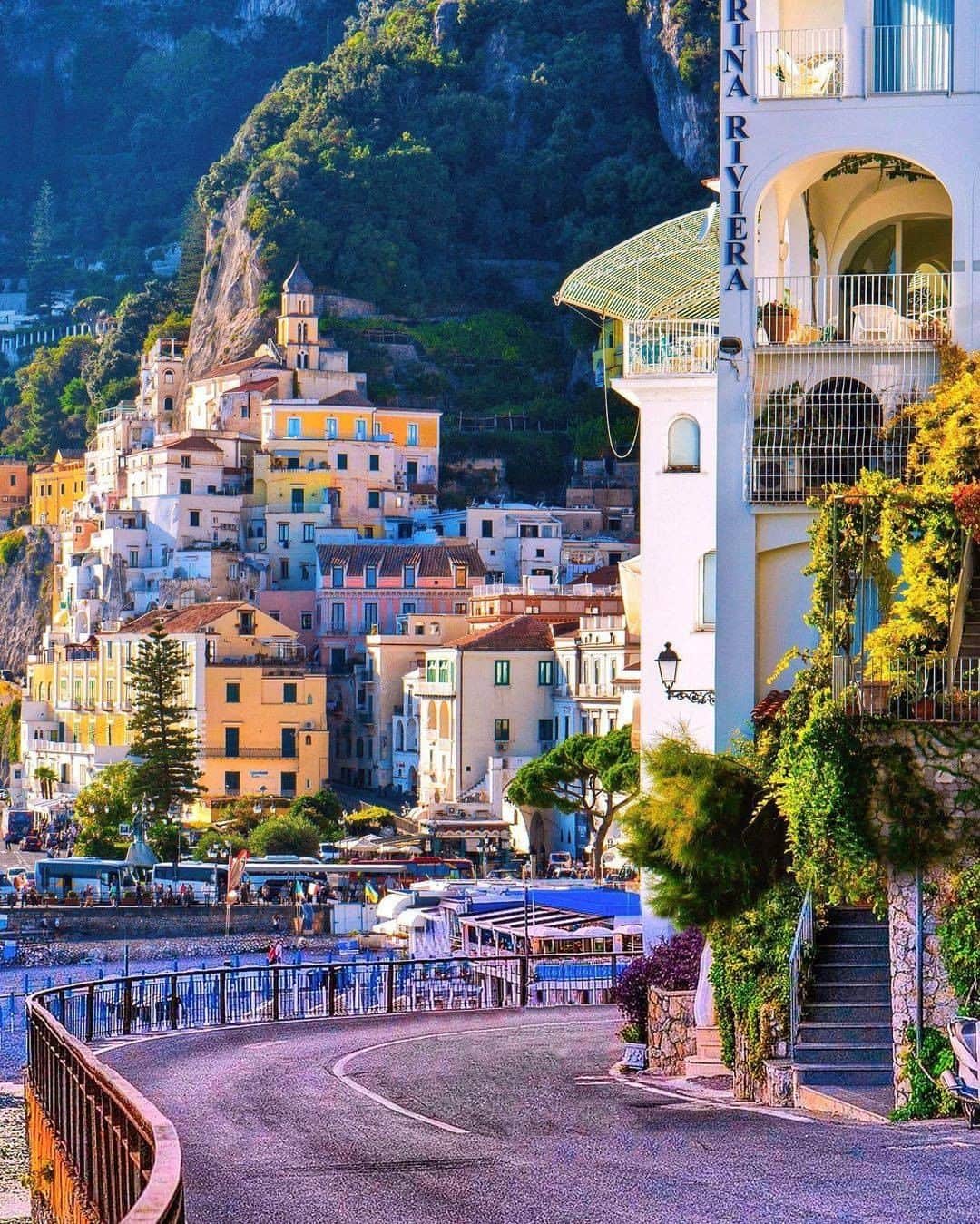 イタリア政府観光局 東京支局のインスタグラム：「海岸沿いをドライブする感覚🚙  #アマルフィ #amalfi #アマルフィ海岸 #costieraamalfitana #ilikeitaly #loveイタリア @italiait  #海 #海岸   Special Thanks to 😘📸 @pinkines」