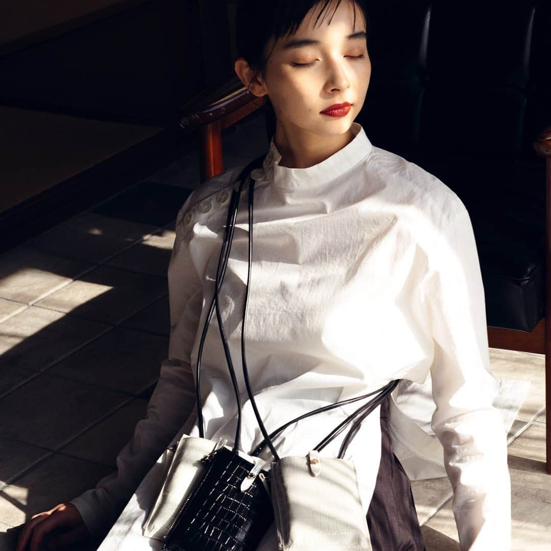 ADINA MUSEのインスタグラム：「2021 spring collection "Less is More"     item:PHONE WALLET SHOULDER product number:JE9601P color:BLACK EMBOSS,IVORY EMBOSS,LIGHTGRAY EMBOSS price:￥10,000⁺TAX  model:@_chibayuka_ photo:@artratio	 stylist:@takafumi_80 hairmakup:@712_coconut     #adinamuse#adinamusebag#アディナミューズ#アディナミューズバッグ#CUBEMOONHANDLE#ヒーコ#21ss#lessismore」