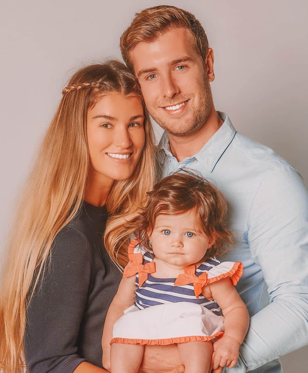 エイミー・ウィラートンのインスタグラム：「In our family portrait 👨‍👩‍👧... this was just before we left london in October !! Can’t believe how much Demz has grown 😭#flashbackfriday」