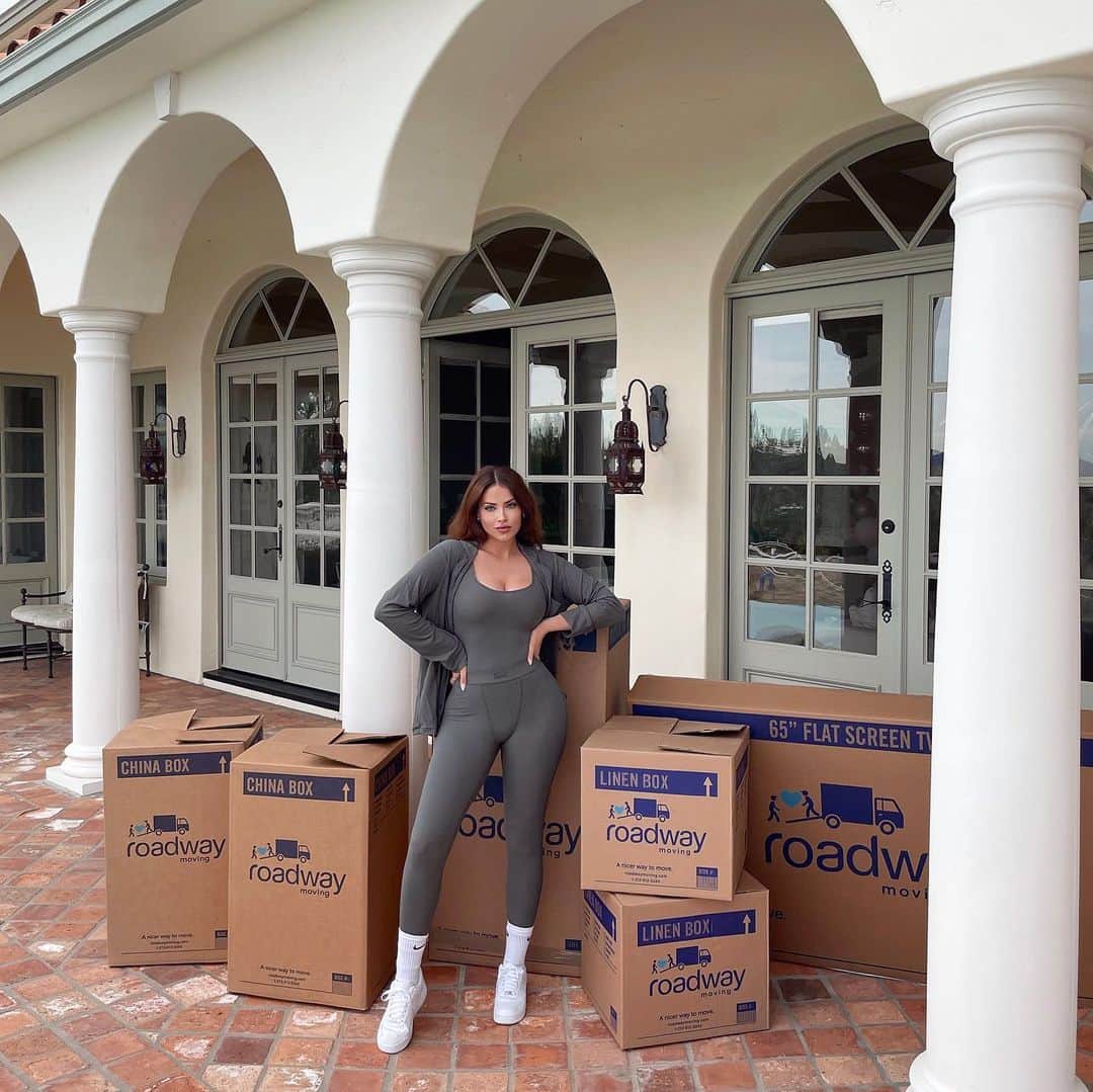 Olivia Piersonさんのインスタグラム写真 - (Olivia PiersonInstagram)「All moved into my new home! Thank you to @roadwaymoving for making it so smooth! 📦 So excited for this new adventure 🥰」2月5日 5時56分 - oliviapierson