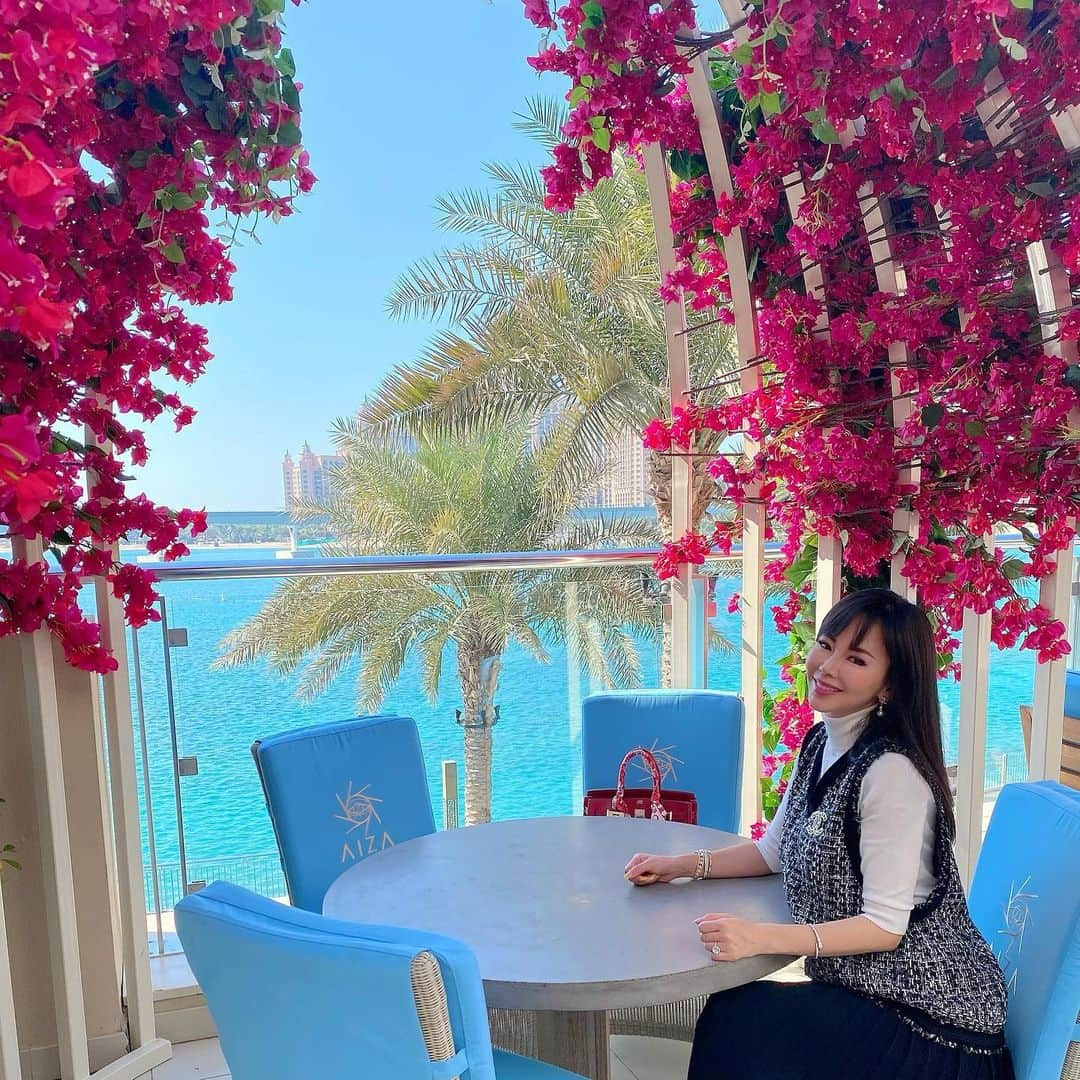 Rieのインスタグラム：「【Aiza at the pointe】  景色もいいし、お花も綺麗で好きな店💕  #thepointe #palmjumeirah  #aizadubai  #awsome #awsomeview #ドバイレストラン #ドバイ #ドバイ旅行 #ドバイ観光 #ドバイインスタ映え  #ドバイ生活  #ドバイグラム  #ドバイ在住 #海外暮らし #海外旅行 #海外旅行好きな人と繋がりたい  #タビジョ #ビジットドバイ  #middleeast  #dubai #dubaitrip #dubaigram  #dubailife #dubaiinstagram  #mydubai #visitdubai #instagrammable」