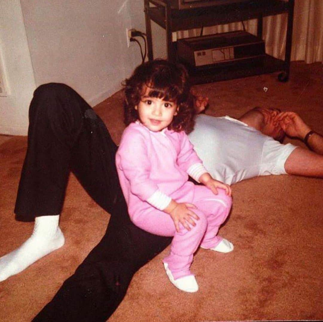 ドナ・フェルドマンのインスタグラム：「#throwbackthursday to my exhausted dad and I #lovehim #memories #tbt #babyme 💕」