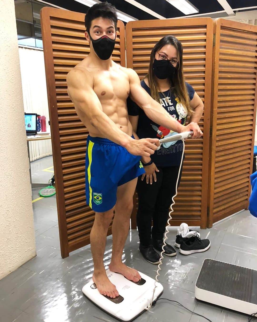 アルトゥール・オヤカワ・マリアノのインスタグラム：「Passando aqui na fera da nutrição @carolyoshiokaa ! Muito obrigado por todo apoio e suporte que são essenciais para o atleta de alto rendimento. Detalhes profissionais que fazem a diferença! Nutri Mestre ❤️ colocando a minha dieta e suplementação em dia! • • • #nutricionista #esporte #saude #dieta #equipe #timeajinomoto #ajinomoto」