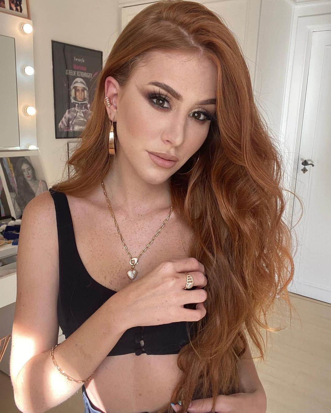 マリ・マリアのインスタグラム：「O poder de uma joia folheada na hora de montar um look! 💕Eu sou apaixonada por brincos, colares, pulseiras, pra mim faz toda a diferença, você sente um cuidado na produção, sabe? Estou encantada com a nova Coleção Paixão em Transformar da @rommanel ✨O brinco com a inicial do nome ta super em alta e é ótimo pra dar de presente e ser presenteado né? Eles tem diversos modelos de joias folheadas a ouro 18k que dá pra compor vários looks. Então, aproveitem que hoje é o lançamento oficial em todas as lojas Rommanel ou procure uma consultora da marca e confira todas as peças dessa Coleção que tá incrível. Mas antes, me falem qual joia vocês mais gostaram? #rommanel #rommanel2021 #rommanelpaixaoemtransformar #publi」