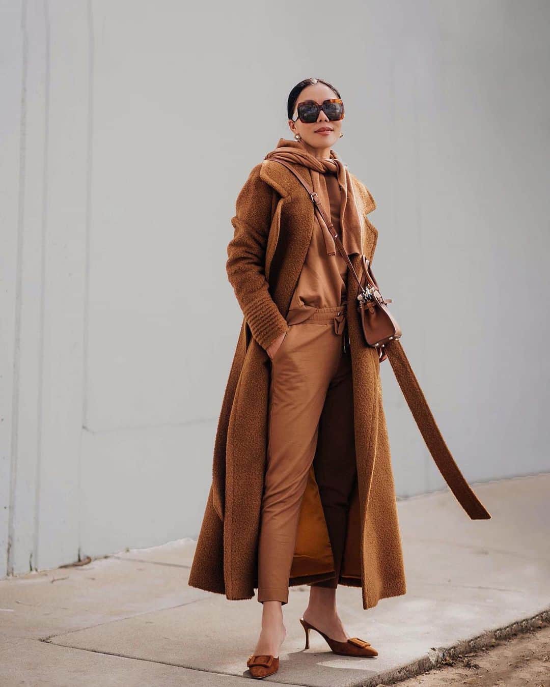 Banana Republic のインスタグラム：「Don't you love how @halliedaily styled our French Terry sweatsuit in an elevated monochromatic way?  Tap to shop her look. #ItsBanana」
