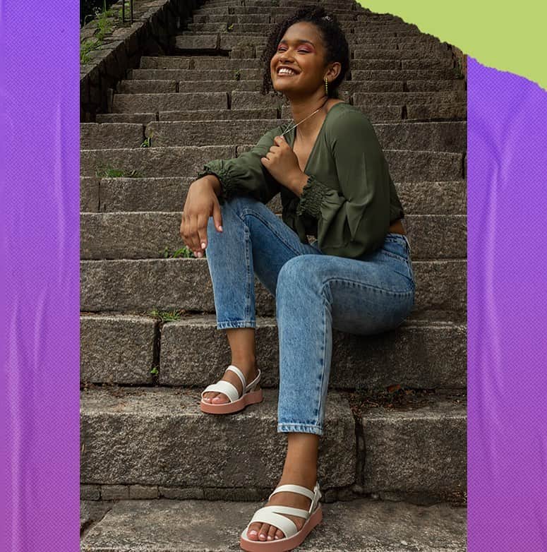 ザクシーのインスタグラム：「#ZaxyUrban perfeita sim ou sim? Esse lançamento já é um dos nossos queridinhos da semana! Tem 5 cores incríveis pra você escolher no nosso site! Corre lá e garante a sua!  #ZaxyUrban - R$59,99  Compre agora mesmo pelas tags no post, pelo link na bio ou na nossa loja online www.zaxy.com.br  #pracegover #pratodosverem: Na foto, temos uma escada. No centro, temos uma mulher negra sentada. Ela veste uma blusa manga longa verde e uma calça jeans azul. Nos pés, ela usa a Zaxy Urban na cor branca, um modelo de sandálias que possui tiras cruzadas e o fechamento lateral.」