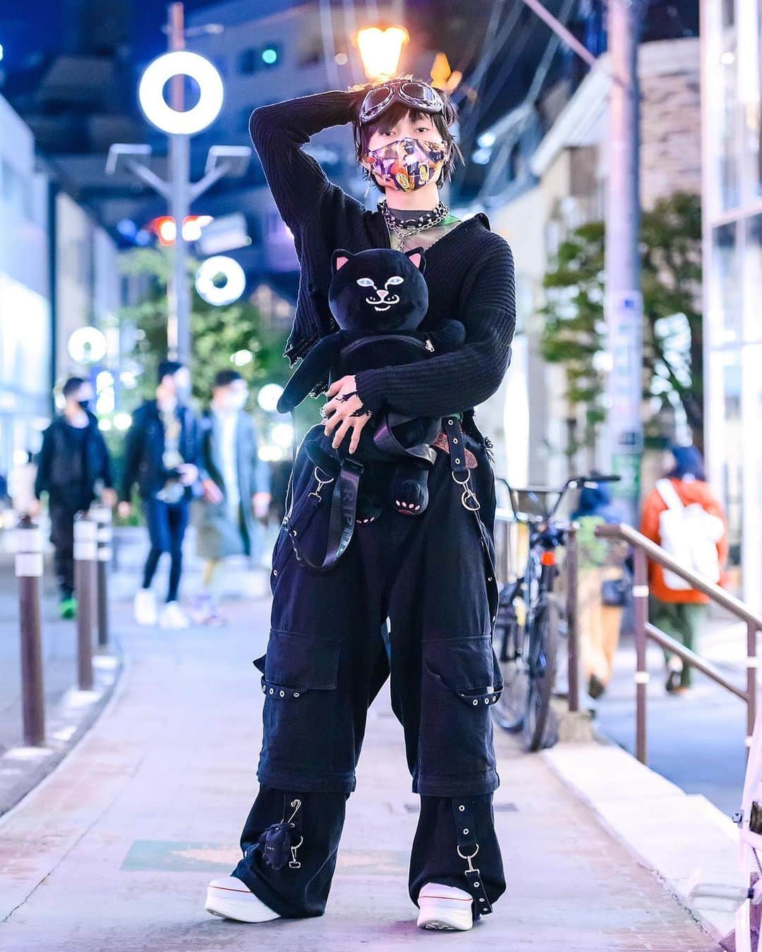 Harajuku Japanさんのインスタグラム写真 - (Harajuku JapanInstagram)「Harajuku boys Ritsu (@ri_aegi) - an idol - and Haruki on Cat Street in Tokyo wearing fashion including goggles, an M.Y.O.B. tattoo top, Ikumi pants, vintage items, a Ripndip plush backpack, Yosuke platform shoes, and Dr. Martens boots.」2月5日 6時14分 - tokyofashion