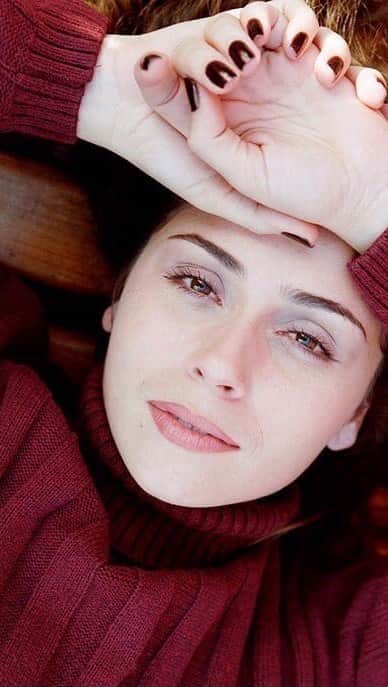Giovanna Antonelliのインスタグラム：「20 anos depois e Laços de Família segue um sucesso 🌟, uma novela maravilhosa com o texto impecável do Maneco, um elenco de super parceiros e uma equipe pra lá de incrível. Adoro relembrar meus trabalhos e a Capitu tem um lugar muito especial no meu coração ❤️🥰」