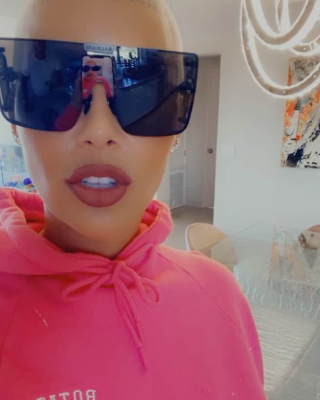 アンバー・ローズのインスタグラム：「Go to @italy2000furniture website right now! @mydesignerpaniz 🥰🔥🥰🔥 #ad」