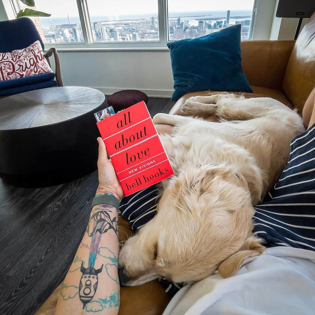 サイモンとマルティナさんのインスタグラム写真 - (サイモンとマルティナInstagram)「Here’s to a lazy afternoon, with a good book and an even lazier dog. I’m really digging “all about love” by bell hooks, and there have been far too many moments I had to shut the book, pace for half an hour, and think deeply about how it applies to my life and my upbringing. Other books I’ve really been into lately are “Transcend” by Kaufman, and “Altered Traits” by Goleman and Davidson. What have you been reading lately?」2月5日 6時20分 - eatyourkimchi